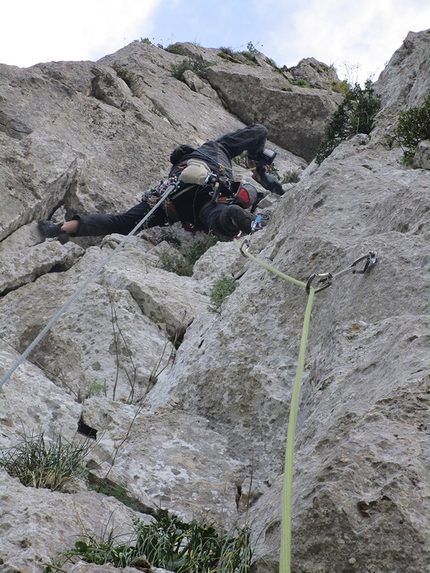 Arrampicata Sicilia, Rocca Busambra - Massimo Flaccavento in apertura sull'ultimo tiro di Melodie mai perdute (220m, 7a+ max, 6c obblig Massimo Flaccavento, Arturo Latina) Pilastro Maurizio Lo Dico, Rocca Busambra, Sicilia