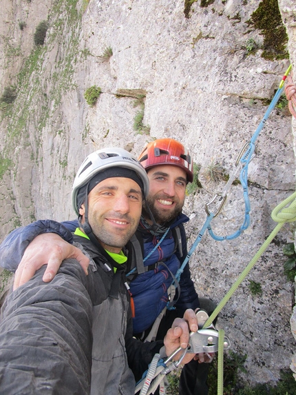 Arrampicata Sicilia, Rocca Busambra - Massimo Flaccavento e Arturo Latina in cima al Pilastro Maurizio Lo Dico, dopo la prima salita di Melodie mai perdute (220m, 7a+ max, 6c obblig) Pilastro Maurizio Lo Dico, Rocca Busambra, Sicilia