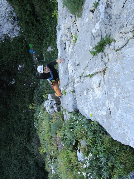 Arrampicata Sicilia, Rocca Busambra - Giuseppe Barbagallo sul primo tiro di Melodie mai perdute (220m, 7a+ max, 6c obblig Massimo Flaccavento, Arturo Latina) Pilastro Maurizio Lo Dico, Rocca Busambra, Sicilia