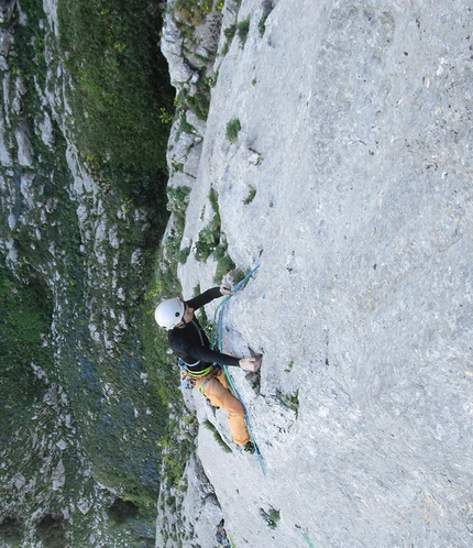 Arrampicata Sicilia, Rocca Busambra - Giuseppe Barbagallo sul penultimo tiro di Melodie mai perdute (220m, 7a+ max, 6c obblig Massimo Flaccavento, Arturo Latina) Pilastro Maurizio Lo Dico, Rocca Busambra, Sicilia