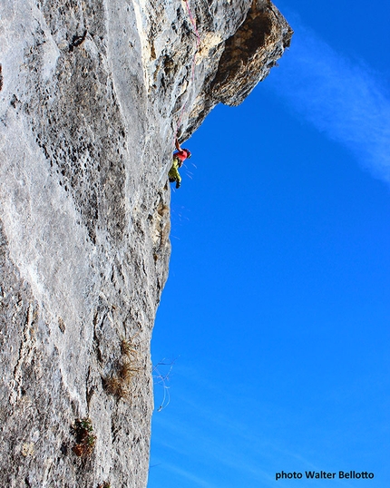 Via Freerider: storie di ordinaria scalata in Valnuvola - Thomas Ballerin sul secondo tiro di Freerider