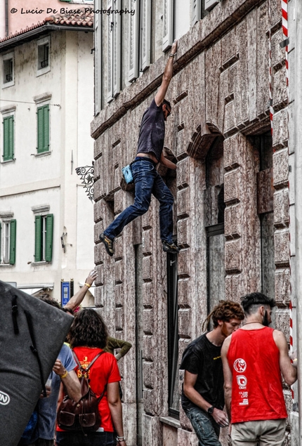 Block and Wall, Trento, Boulder, arrampicata - Durante la quinta edizione di Block and Wall, la classica gara di urban boulder a Trento