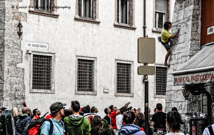 Block and Wall, Trento, Boulder, arrampicata - Durante la quinta edizione di Block and Wall, la classica gara di urban boulder a Trento