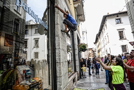 Block and Wall, Trento, Boulder, arrampicata - Durante la quinta edizione di Block and Wall, la classica gara di urban boulder a Trento