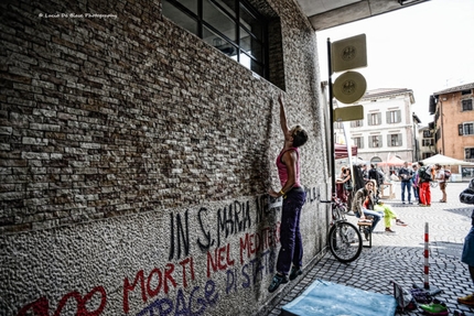 Block and Wall, Trento, Boulder, arrampicata - Durante la quinta edizione di Block and Wall, la classica gara di urban boulder a Trento