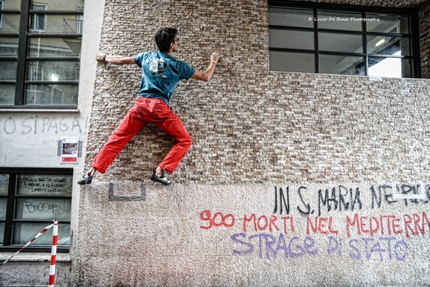 Block and Wall, Trento, Boulder, arrampicata - Giulio Bertola durante la quinta edizione di Block and Wall, la classica gara di urban boulder a Trento