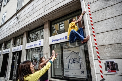 Block and Wall, Trento, Boulder, arrampicata - Durante la quinta edizione di Block and Wall, la classica gara di urban boulder a Trento