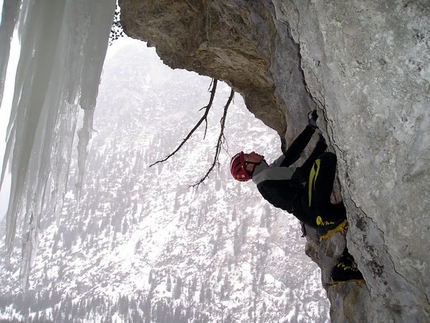 Dry tooling: Mix isch fix alla Grotta di Landro per Svab