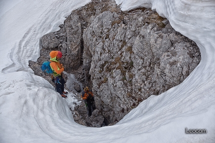 Brezno Pod Velbom, Monte Canin, alpinismo, speleologia, cascata di ghiaccio - L'ingresso della grotta Brezno pod Velbom sul versante sloveno del  Monte Canin