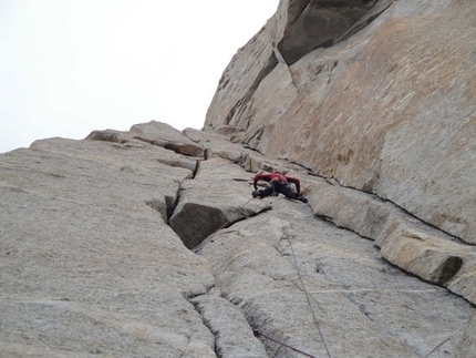 Spedizione trentina Karakorum 2009 - Larcher sul 15° tiro di The Children of Hushe. La soddisfazione di un 7a+ a-vista a 5500m, una 'sbuffata' di 70m