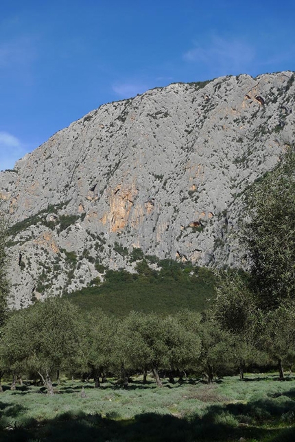 Arrampicata, Sardegna, Supramonte, Oliena - La parete di Fruncu Mannu nel Supramonte di Oliena, dove corre la via Andare fare non pensare (Leonardo Dagani, Mauro Florit, Umberto Iavazzo, Eugenio Pinotti 2016)