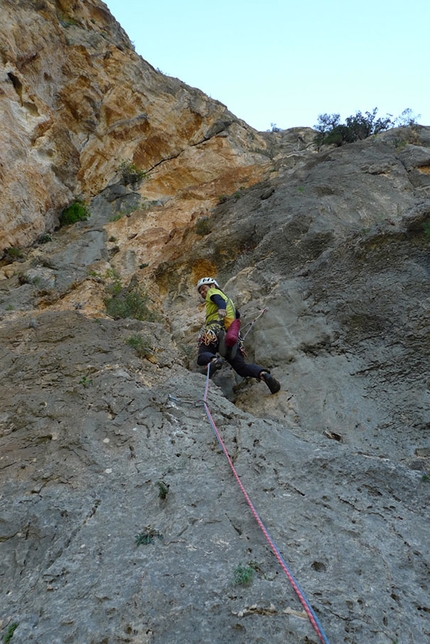 Arrampicata, Sardegna, Supramonte, Oliena - Sul secondo tiro di Andare fare non pensare (Leonardo Dagani, Mauro Florit, Umberto Iavazzo, Eugenio Pinotti 2016)