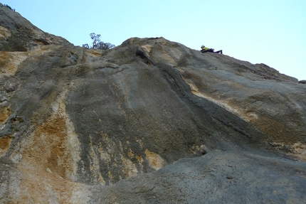 Arrampicata, Sardegna, Supramonte, Oliena - Sul terzo tiro di Andare fare non pensare (Leonardo Dagani, Mauro Florit, Umberto Iavazzo, Eugenio Pinotti 2016)