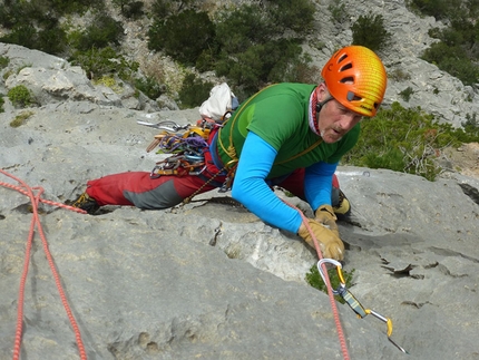 Arrampicata, Sardegna, Supramonte, Oliena - Sul quarto tiro di Andare fare non pensare (Leonardo Dagani, Mauro Florit, Umberto Iavazzo, Eugenio Pinotti 2016)