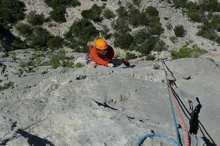 Arrampicata, Sardegna, Supramonte, Oliena - Sul quarto tiro di Andare fare non pensare (Leonardo Dagani, Mauro Florit, Umberto Iavazzo, Eugenio Pinotti 2016)