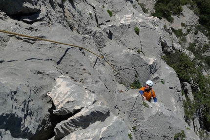 Arrampicata, Sardegna, Supramonte, Oliena - Sul quinto tiro di Andare fare non pensare (Leonardo Dagani, Mauro Florit, Umberto Iavazzo, Eugenio Pinotti 2016)