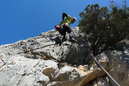 Arrampicata, Sardegna, Supramonte, Oliena - Sul quinto tiro di Andare fare non pensare (Leonardo Dagani, Mauro Florit, Umberto Iavazzo, Eugenio Pinotti 2016)