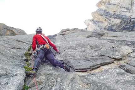 Karakorum 2009, Expedition Trentino - Rolando Larcher on pitch 4, the crack festooned with flowers at 5000m