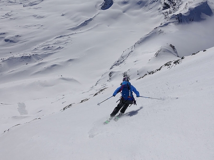 Matterhorn East Face ski descent - Skiing down the East Face of the Matterhorn 