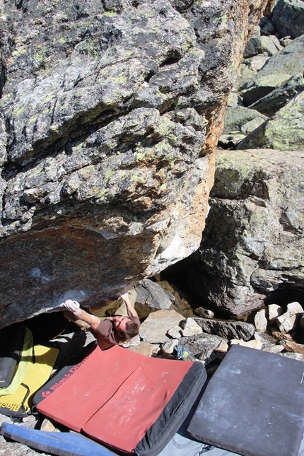 Silvretta bouldering, Austria - Alessandro Penna climbing Schattenkrieger 8A, Silvretta