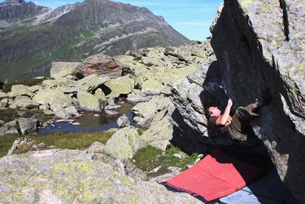 Silvretta bouldering, Austria - Alessandro Penna on Zwiederwurzn 8A, Silvretta