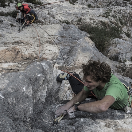 Buco del Piombo, Valle Bova, arrampicata, Matteo Colico, Paolo Marazzi, Luca Schiera - Luca Schiera sul terzo tiro di Grazie Ganesh, Buco del Piombo