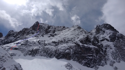 Monte Cogliàns, Alpi Carniche, Mirco Grasso, Claudio Betetto, Luca Iacolettig - Il tracciato della via di misto 'Altro che in Scozia' (Claudio Betetto, Mirco Grasso, Luca Iacolettig 15/05/2016) parete nord Monte Cogliàns (2780m) visto dalla Valentin-Thörl. In rosso i tiri di corda, in blu i tratti slegati