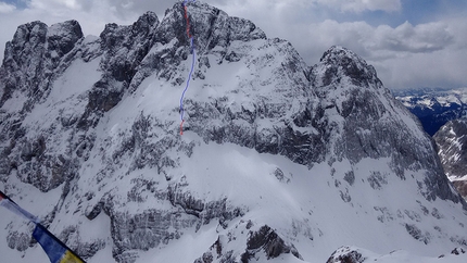 Monte Cogliàns, Alpi Carniche, Mirco Grasso, Claudio Betetto, Luca Iacolettig - Il tracciato della via di misto 'Altro che in Scozia' (Claudio Betetto, Mirco Grasso, Luca Iacolettig 15/05/2016) parete nord Monte Cogliàns (2780m) visto dal Rauchkofel. n rosso i tiri di corda, in blu i tratti slegati