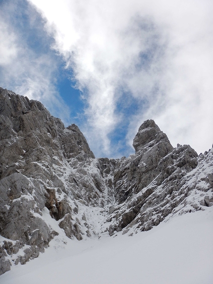 Monte Cogliàns, Alpi Carniche, Mirco Grasso, Claudio Betetto, Luca Iacolettig - Goulottina di accesso ai tre tiri finali, durante la prima salita di 'Altro che in Scozia' (Claudio Betetto, Mirco Grasso, Luca Iacolettig 15/05/2016) parete nord Monte Cogliàns, Alpi Carniche