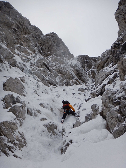 Monte Cogliàns, Alpi Carniche, Mirco Grasso, Claudio Betetto, Luca Iacolettig - Goulottina di accesso ai tre tiri finali, durante la prima salita di 'Altro che in Scozia' (Claudio Betetto, Mirco Grasso, Luca Iacolettig 15/05/2016) parete nord Monte Cogliàns, Alpi Carniche