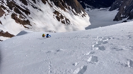 Monte Cogliàns, Alpi Carniche, Mirco Grasso, Claudio Betetto, Luca Iacolettig - Trasferimento sul nevaio sommitale, durante la prima salita di 'Altro che in Scozia' (Claudio Betetto, Mirco Grasso, Luca Iacolettig 15/05/2016) parete nord Monte Cogliàns, Alpi Carniche