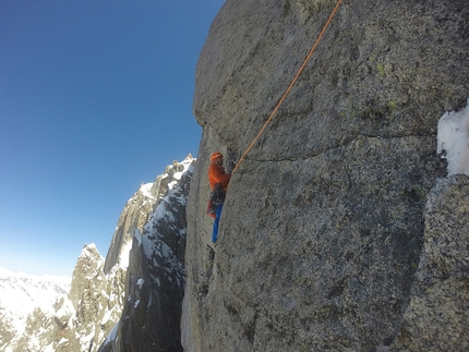 Rognon du Plan, Monte Bianco, alpinismo, Simon Chatelan, Jeff Mercier - L8, il traverso lungo la sottile fessura durante la prima salita di 'Universal Studio' (M8/650m Simon Chatelan, Jeff Mercier 05/05/2016) Rognon du Plan (3601m) , Monte Bianco