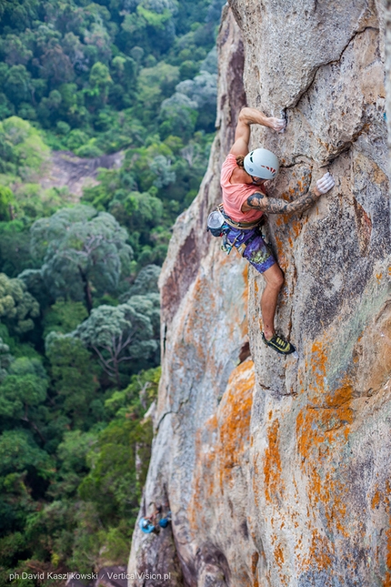 Dragon Horns, Isola di Tioman, Malesia, David Kaszlikowski, Jonas Wallin - Jonas Wallin sul sesto tiro di 'Fever Dreams', Mumbar cliff, massiccio di Dragon Horns, Isola di Tioman, Malesia