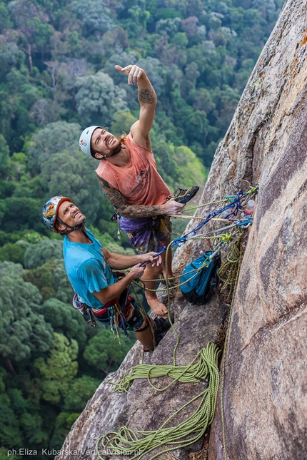 Dragon Horns, Isola di Tioman, Malesia, David Kaszlikowski, Jonas Wallin - David Kaszlikowski e Jonas Wallin durante la prima salita di 'Fever Dreams', Mumbar cliff, massiccio di Dragon Horns, Isola di Tioman, Malesia