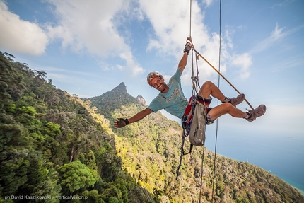 Dragon Horns, Isola di Tioman, Malesia, David Kaszlikowski, Jonas Wallin - David Kaszlikowski durante la prima salita di 'Fever Dreams', Mumbar cliff, massiccio di Dragon Horns, Isola di Tioman, Malesia