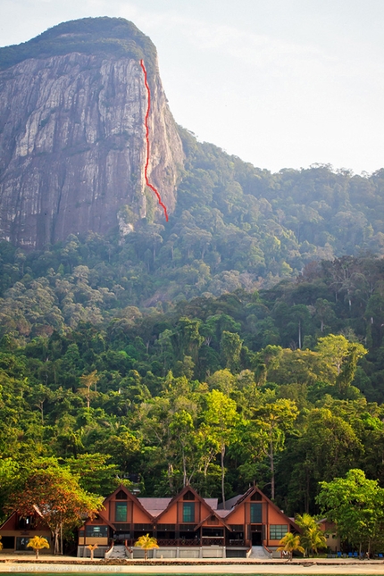 Dragon Horns, Isola di Tioman, Malesia, David Kaszlikowski, Jonas Wallin - Mumbar cliff visto dal mare, con la linea di 'Fever Dreams' (David Kaszlikowski, Jonas Wallin 2016)