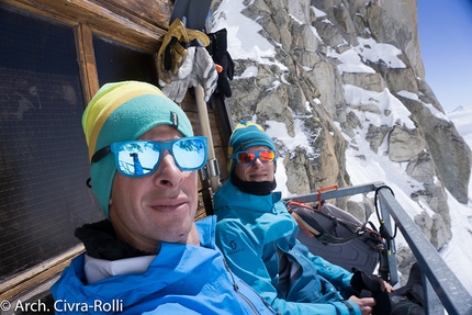 Monte Bianco, Via Major, Luca Rolli, Francesco Civra Dano - Via Major Monte Bianco: 5 maggio ore 12.00 al bivacco della Fourche a 3682m. Siamo sorridenti, almeno per ora..