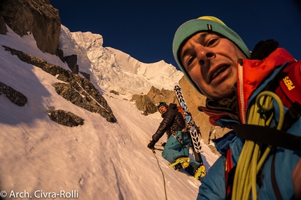 Monte Bianco, Via Major, Luca Rolli, Francesco Civra Dano - Via Major Monte Bianco: dopo 6 ore di salita nel buio totale il sole sorge: siamo proprio sotto i giganteschi seracchi che bloccano l’uscita sul plateau sommitale. E’ giunto il momento di fare l’attacco finale alla parete