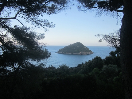 Monte Argentario, Costa della Scogliera, Via dello Spigolo delle Canne d'Organo, Emiliano Cupellaro, Silvia Sole - Spigolo delle Canne d'Organo: l'Isolotto, salendo sulla panoramica del Monte Argentario