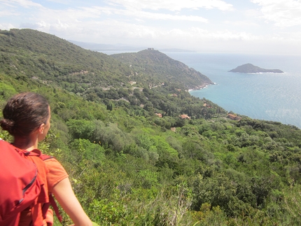 Monte Argentario, Costa della Scogliera, Via dello Spigolo delle Canne d'Organo, Emiliano Cupellaro, Silvia Sole - Spigolo delle Canne d'Organo: view onto the beautiful Argentario coastline