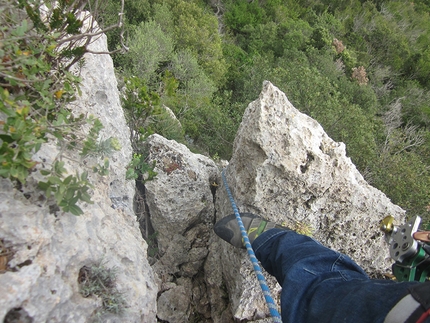 Monte Argentario, Costa della Scogliera, Via dello Spigolo delle Canne d'Organo, Emiliano Cupellaro, Silvia Sole - Spigolo delle Canne d'Organo: sul primo tiro