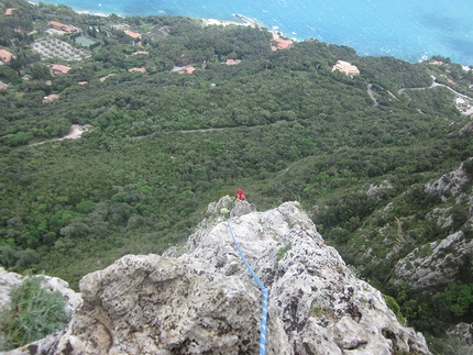 Monte Argentario, Costa della Scogliera, Via dello Spigolo delle Canne d'Organo, Emiliano Cupellaro, Silvia Sole - Spigolo delle Canne d'Organo: aerea cresta quasi in cima...