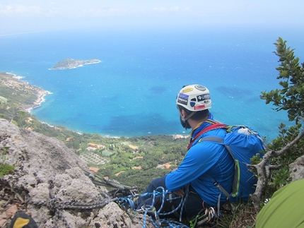 Monte Argentario, Costa della Scogliera, Via dello Spigolo delle Canne d'Organo, Emiliano Cupellaro, Silvia Sole - Spigolo delle Canne d'Organo: fine della via, un attimo di pace...