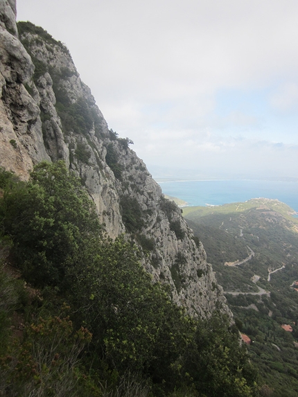 Monte Argentario, Costa della Scogliera, Via dello Spigolo delle Canne d'Organo, Emiliano Cupellaro, Silvia Sole - Spigolo delle Canne d'Organo: guardando lo spigolo lungo la discesa