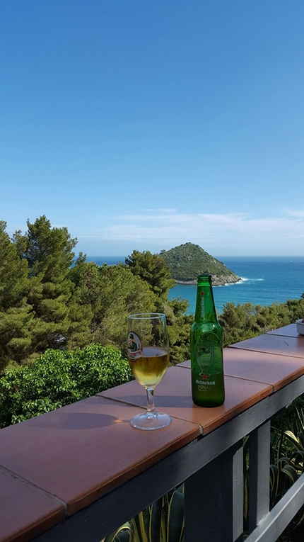 Monte Argentario, Costa della Scogliera, Via dello Spigolo delle Canne d'Organo, Emiliano Cupellaro, Silvia Sole - Spigolo delle Canne d'Organo: and a well-deserved beer