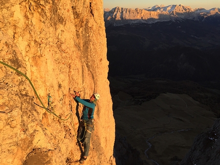 Traverso al Cielo, Sas de Putia, Dolomiti, arrampicata - Durante la prima salita di 'Traverso al Cielo', Sas de Putia, Dolomiti (7b, 280m, Christoph Hainz, Simon Kehrer 11/2015)