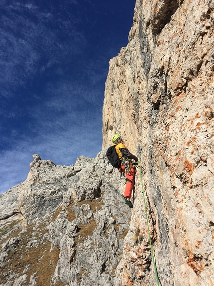 Traverso al Cielo, Sas de Putia, Dolomiti, arrampicata - Durante la prima salita di 'Traverso al Cielo', Sas de Putia, Dolomiti (7b, 280m, Christoph Hainz, Simon Kehrer 11/2015)