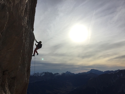 Traverso al Cielo, Peitlerkofel, Dolomites, climbing - During the first ascent of 'Traverso al Cielo', Peitlerkofel, Dolomites (7b, 280m, Christoph Hainz, Simon Kehrer 11/2015)