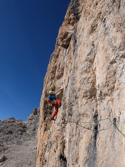 Traverso al Cielo, Sas de Putia, Dolomiti, arrampicata - Christoph Hainz durante la prima salita di 'Traverso al Cielo', Sas de Putia, Dolomiti (7b, 280m, Christoph Hainz, Simon Kehrer 11/2015)