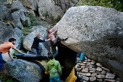 Street Boulder Contest Luogosanto (Sardegna) 2016 - Un momento del meeting di arrampicata boulder a Luogosanto (Gallura, Sardegna)